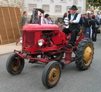 Tracteur, Massey Harris (30eme fete des moissons de Saint-Jean-de-Touslas) (2)